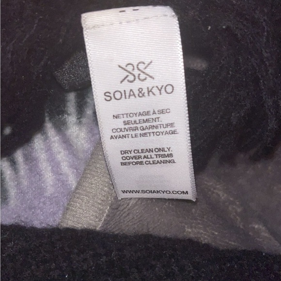 EUC Soia & Kyo Blanket Scarf - Picture 4 of 5